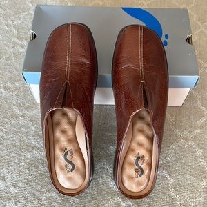 New Softwalk Brown Leather Mules/Slides